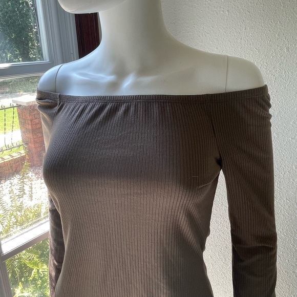 Tobi Off My Shoulder Bodycon Dress - Picture 3 of 9